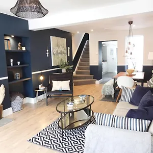 https://aubrey-cottage.cardiffhotelswales.com